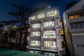 Fachada de la propiedad por la tarde o noche