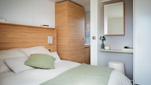 Desk, iron/ironing board (on request), cribs (free), WiFi (surcharge) - Camping Zuydcoote Beach (Zuydcoote)
