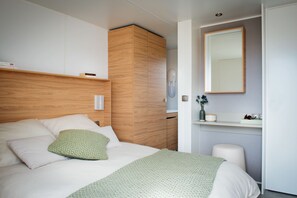 Individually decorated, individually furnished, desk, iron/ironing board - Camping Zuydcoote Beach (Zuydcoote)