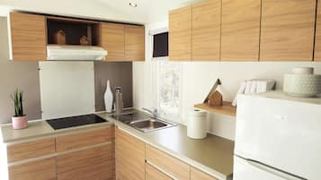 Lemari es, microwave, mesin pembuat kopi/teh, dan ketel listrik