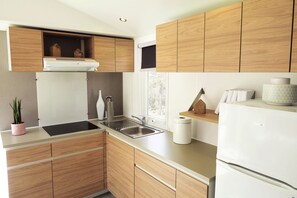 Kühlschrank, Mikrowelle, Wasserkocher mit Kaffee-/Teezubehör