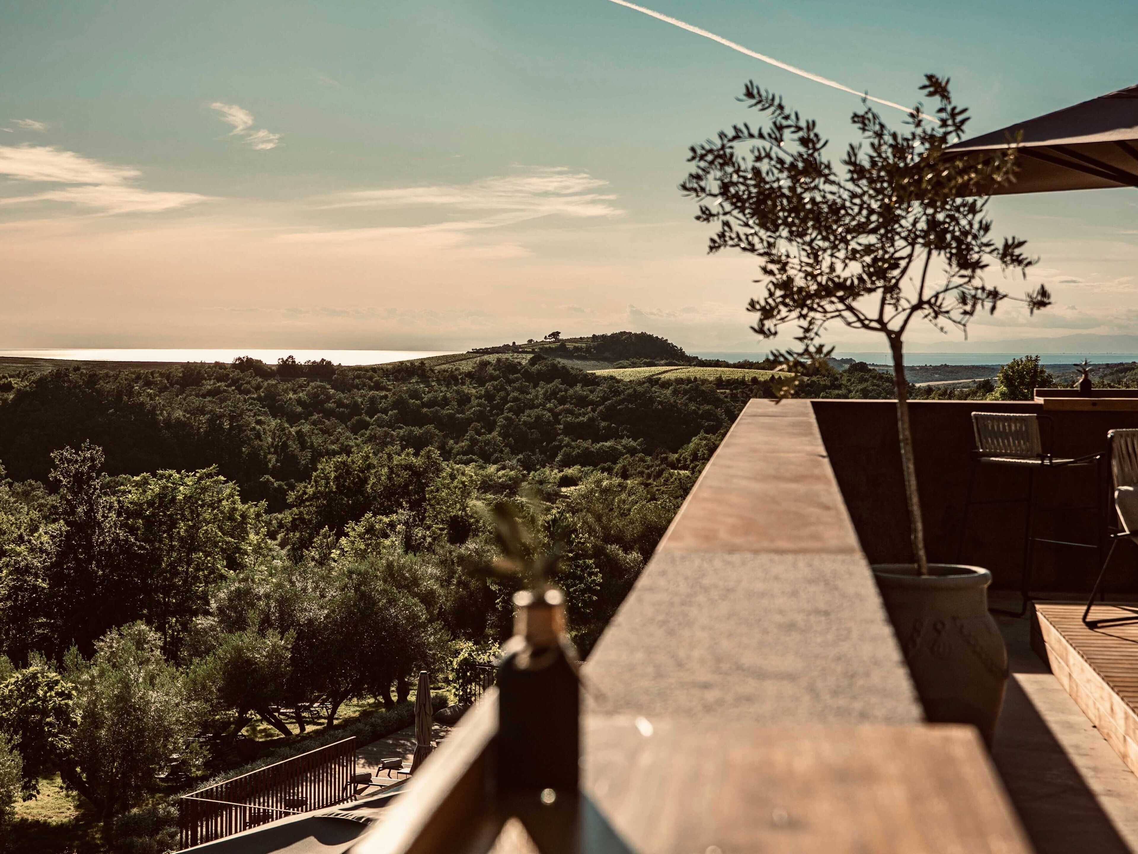 Una terraza con vistas a un paisaje montañoso y un cielo despejado.
