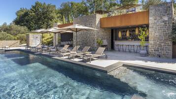 Piscine extérieure, parasols de plage, chaises longues