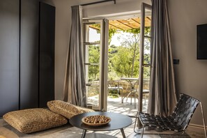 Executive Double Room, 1 King Bed | Living room