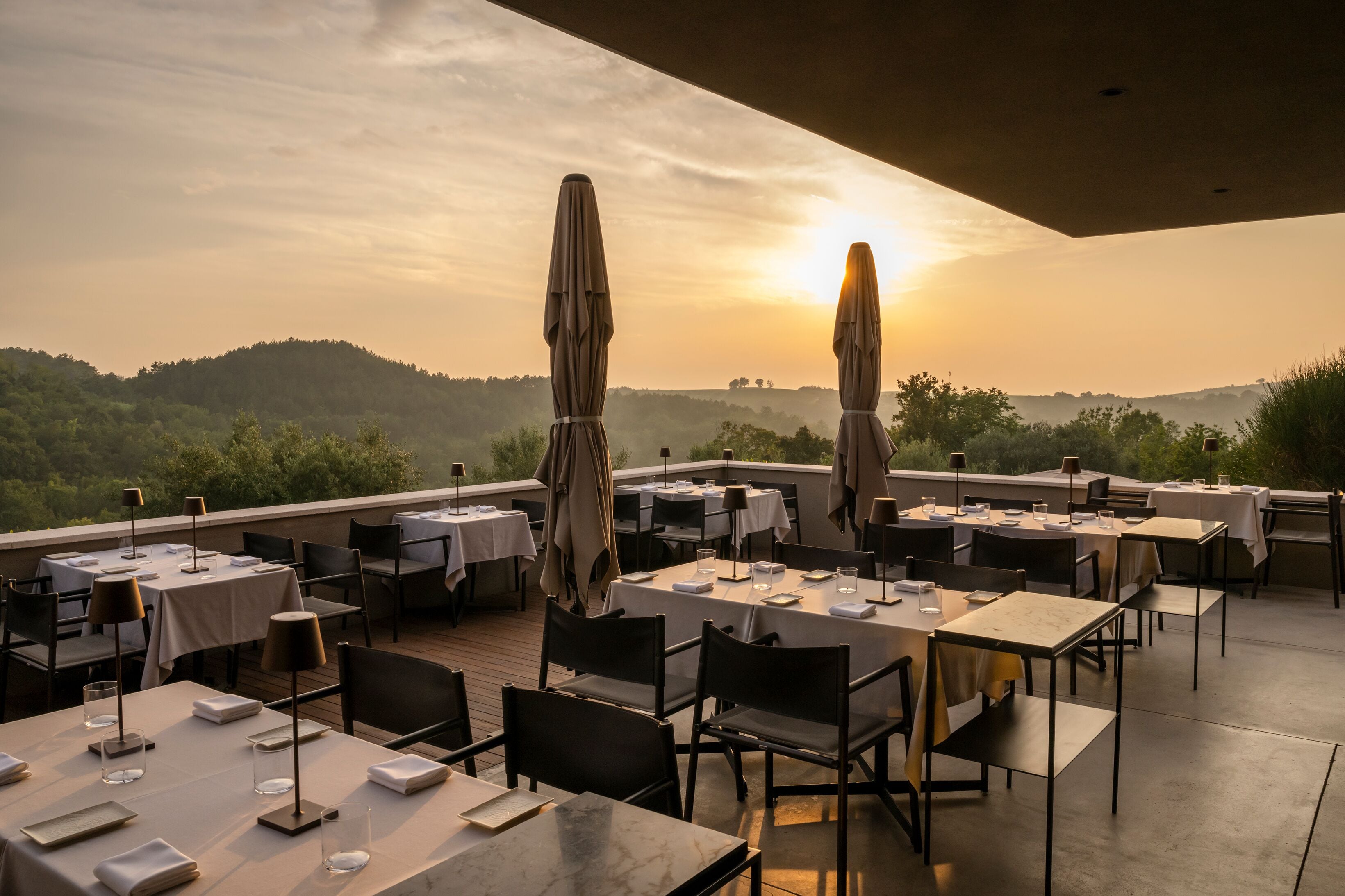 Petit déjeuner et dîner servis sur place
