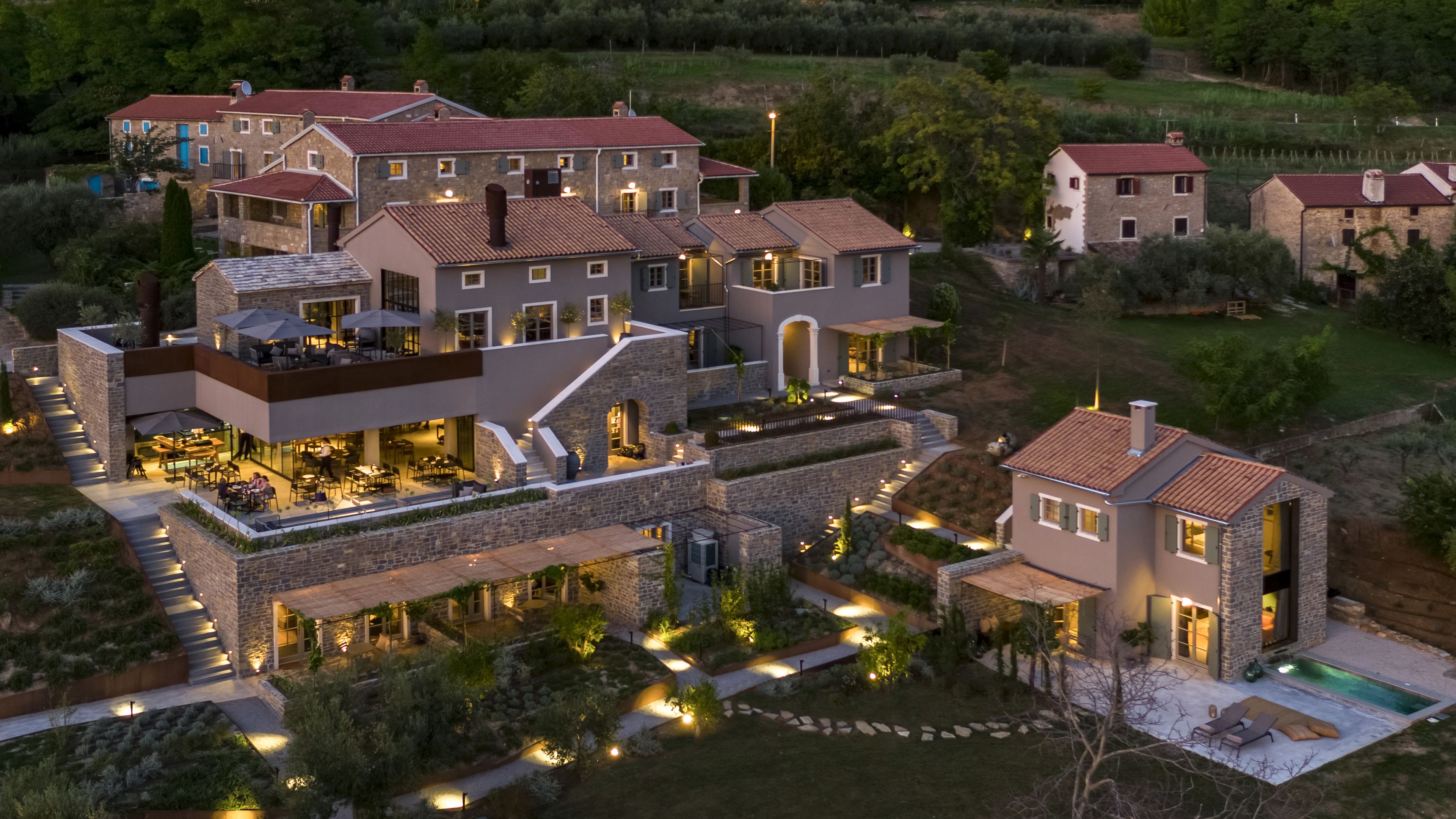 Vista frontal de la propiedad por la tarde o noche