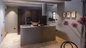 Exclusieve villa, Meerdere bedden, uitzicht op zwembad | Privékeuken | Een espressoapparaat, een koffiezetapparaat/waterkoker, een waterkoker