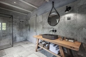 Executive tweepersoonskamer, 1 kingsize bed | Badkamer | Een douche, een regendouche, designer toiletartikelen, een haardroger
