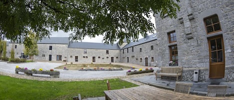 Cottage, vue cour intérieure (La Dependance) | Extérieur