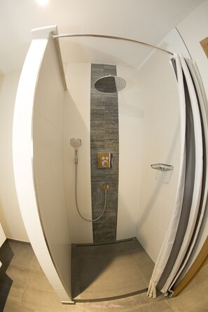 Casa de campo, vista al patio (L'Atelier) | Baño | Secadora de cabello y toallas 