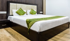 Desk, free WiFi, bed sheets - Treebo Red Petal Jalandhar (Jalandhar)