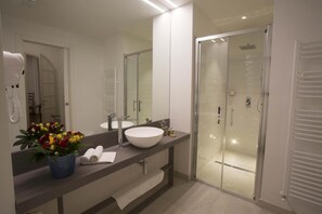 Bruser, brusehoved med spredningseffekt, hårtørrer, bidet