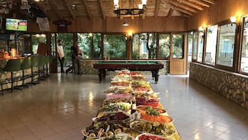供应早餐、午餐和晚餐