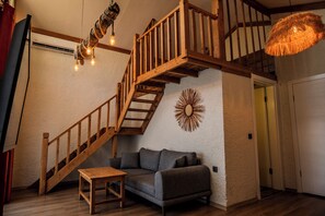 Loft exclusivo, 1 cama King size, para no fumadores, vista a la montaña | 1 habitación, tabla de planchar con plancha, wifi gratis y ropa de cama 