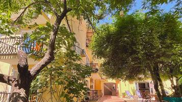 Vista frontal de la propiedad