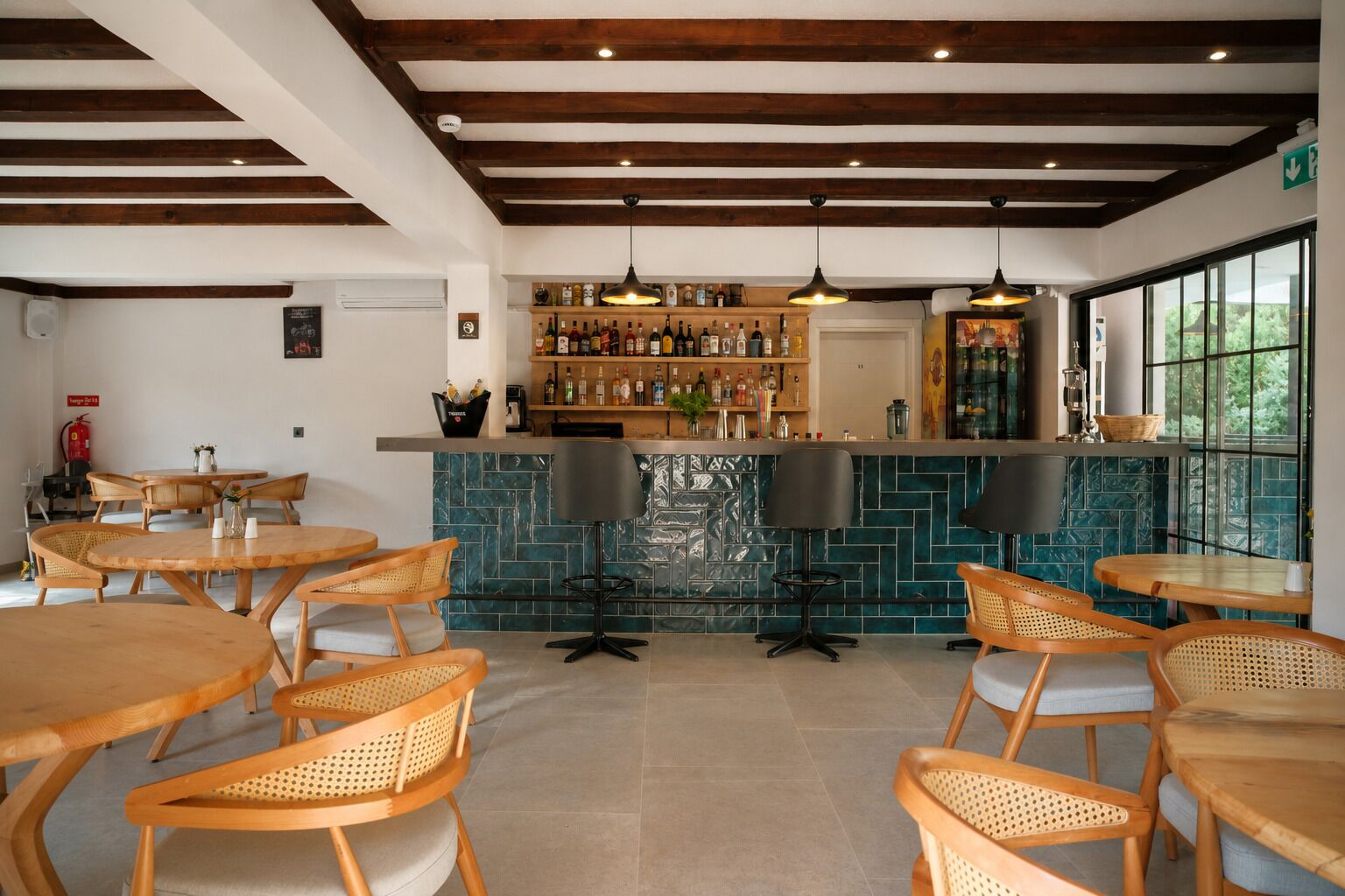 Swim-up bar