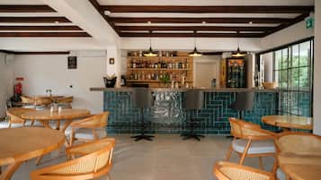 Swim-up bar