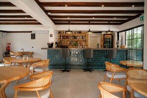 Bar en la piscina