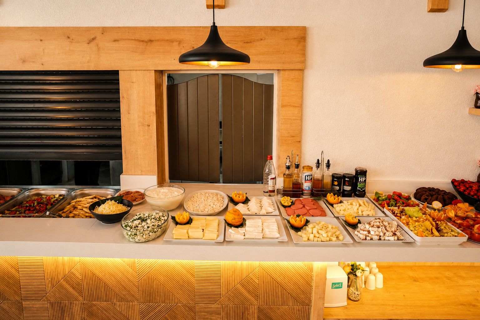 Un bufé con diversos alimentos y salsas.