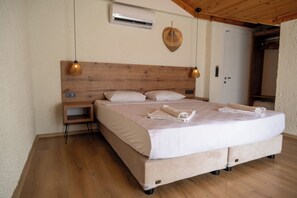 Habitación doble Deluxe, 1 cama King size, para no fumadores, vista a la montaña | 1 habitación, tabla de planchar con plancha, wifi gratis y ropa de cama 