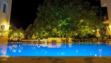 Piscina stagionale all'aperto, ombrelloni da piscina, lettini