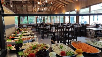 Se sirven desayunos, comidas y cenas