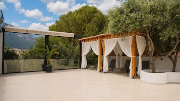 Poolside bar