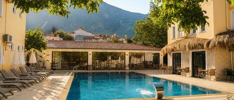 Piscina externa sazonal, guarda-sóis, espreguiçadeiras