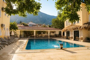 Seasonal outdoor pool, pool umbrellas, sun loungers - Gunes Boutique Hotel (Fethiye)