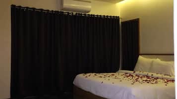 Deluxe Room, 1 King Bed, City View | Blackout curtains, rollaway beds, free WiFi, bed sheets