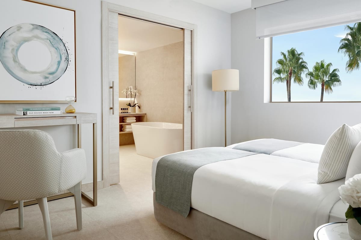 Suite Deluxe, vista al mar (Two bedrooms) | 1 habitación, minibar, caja de seguridad en la habitación y escritorio
