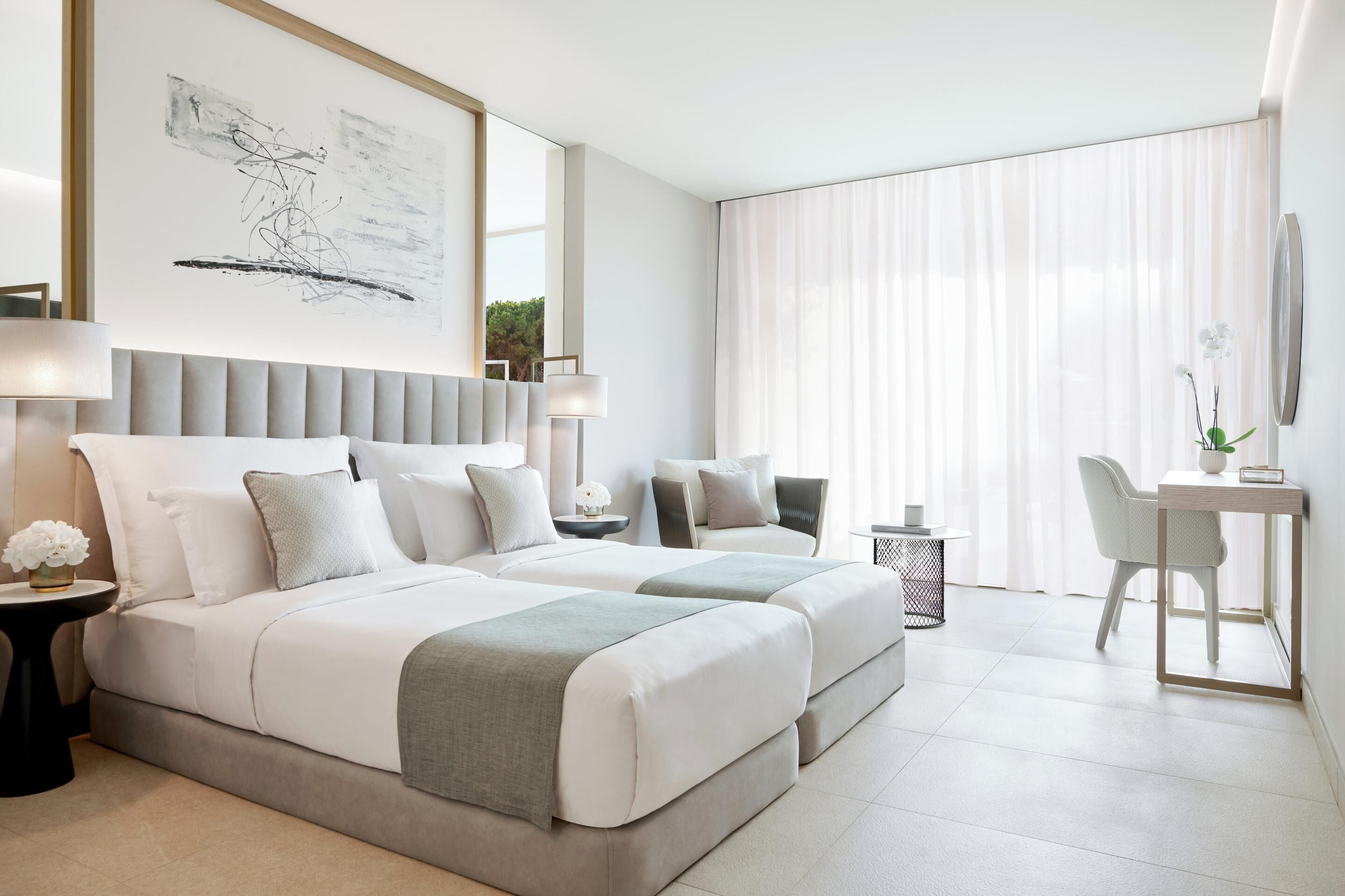 Minibaari, tallelokero huoneessa, työpöytä, pimennysverhot