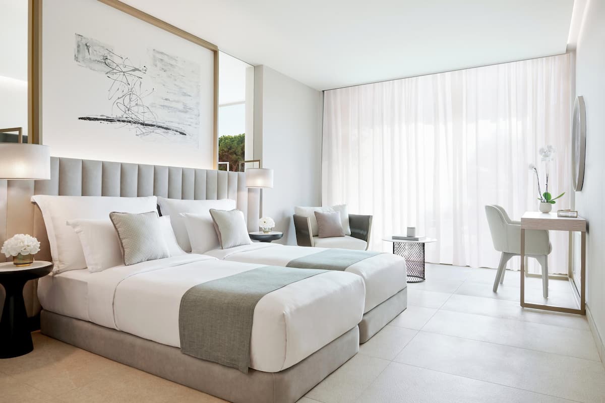 Minibaari, tallelokero huoneessa, työpöytä, pimennysverhot