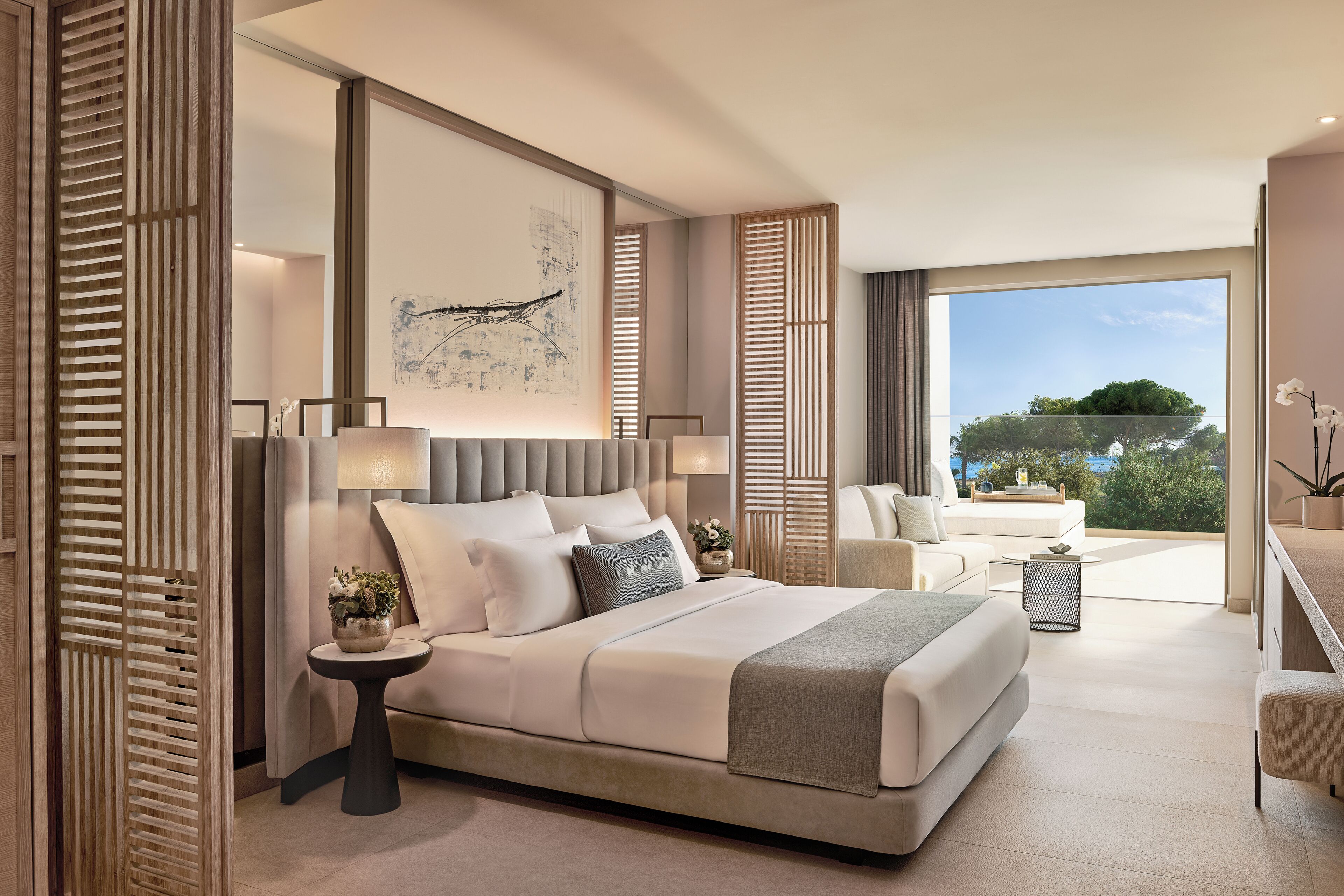 Minibar, värdeförvaringsskåp på rummet och skrivbord