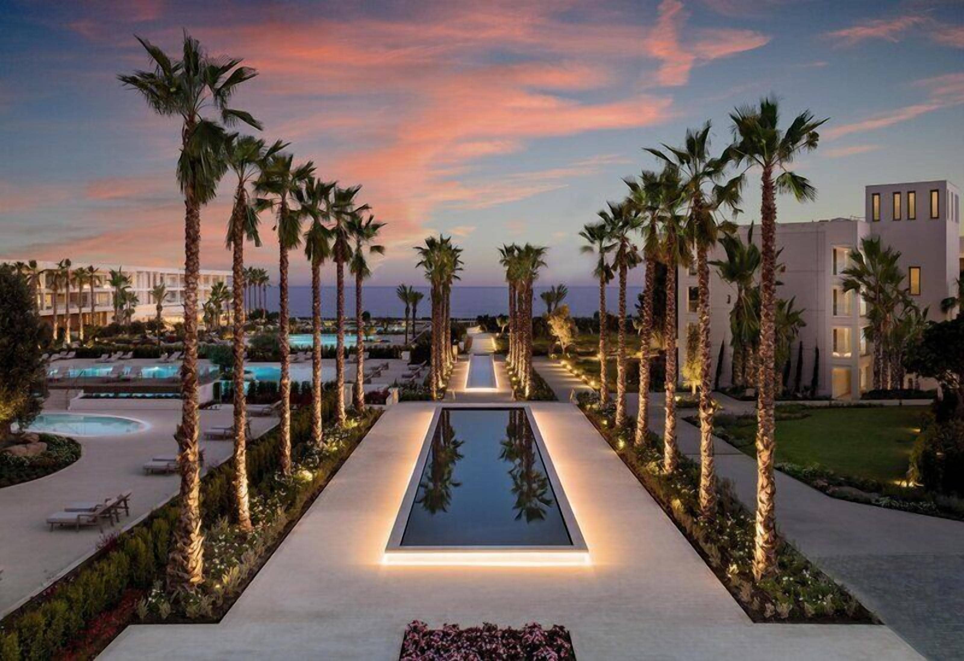 Indoor pool, 8 outdoor pools, pool loungers