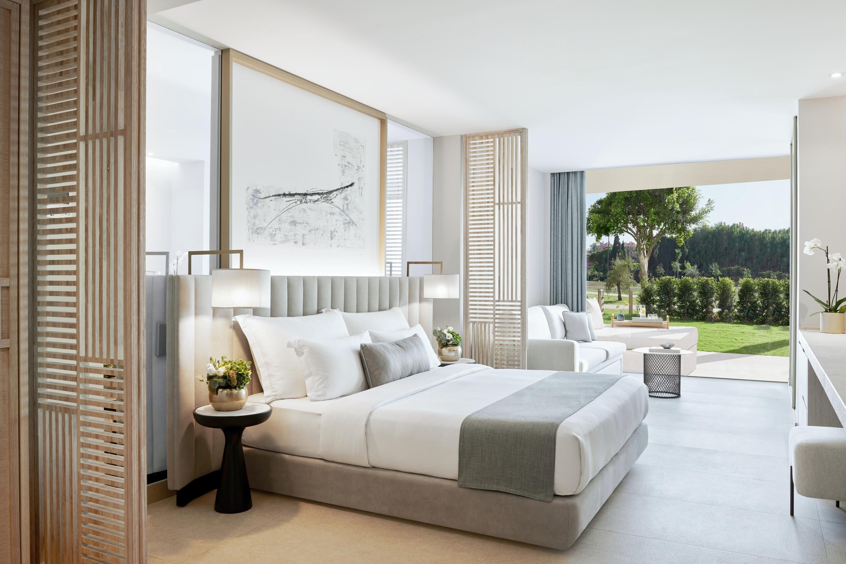 Sviitti, puutarha-alue (One bedroom) | Minibaari, tallelokero huoneessa, työpöytä, pimennysverhot