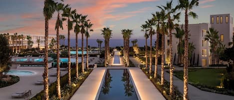 Indoor pool, 8 outdoor pools, pool loungers