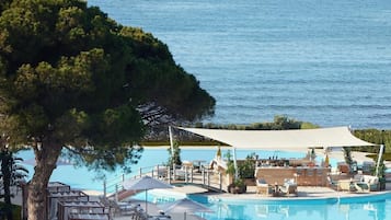 Piscine couverte, 8 piscines extérieures, chaises longues