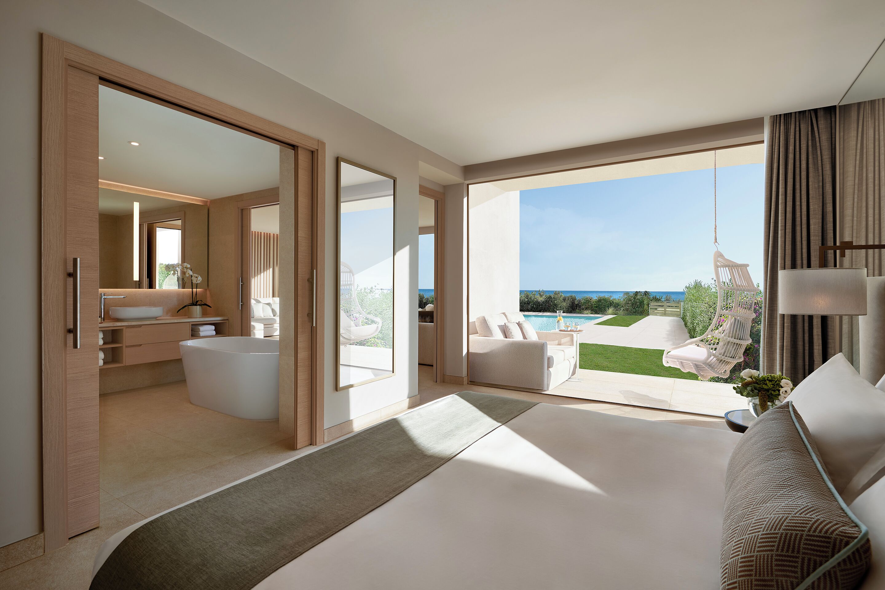 Habitaci ón de hotel moderna con una cama grande, un baño con bañera y un balcón con vista a la piscina.