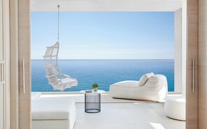 Suite Deluxe, vista al mar (One bedroom) | 1 habitación, minibar, caja de seguridad en la habitación y escritorio 
