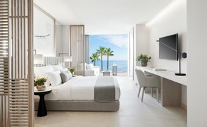 Minibar, coffres-forts dans les chambres, bureau, rideaux occultants