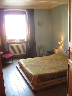 Blackout curtains, soundproofing, free WiFi, bed sheets