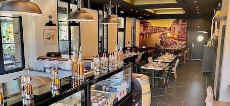 Restaurant. Résidence Château Du Mée
