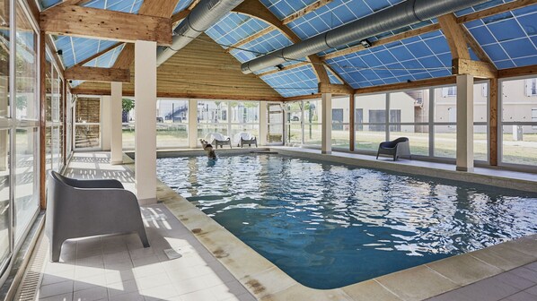 Innenpool, geöffnet von 09:00 Uhr bis 21:00 Uhr, Liegestühle