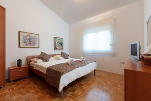 House, 3 Bedrooms | 3 bedrooms, iron/ironing board, free WiFi, bed sheets