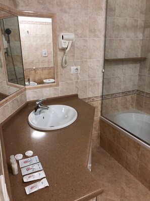 Triple Room, Garden View | Bathroom | Free toiletries, hair dryer, bidet, towels - Residenza De Luca (Tropea)