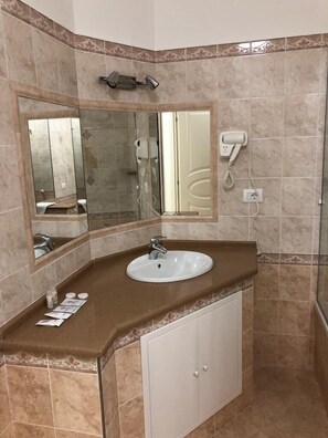 Triple Room, Garden View | Bathroom | Free toiletries, hair dryer, bidet, towels