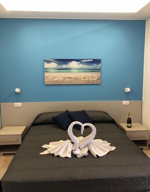 Doppia Deluxe, vista mare | Minibar, una cassaforte in camera, insonorizzazione, Wi-Fi gratuito