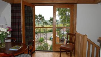 Casa, 2 habitaciones | Sala de estar | Televisión de pantalla plana