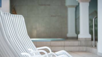 Innenpool, geöffnet von 07:30 Uhr bis 18:30 Uhr, Liegestühle